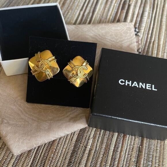 Vintage Authentic Chanel clip on Earrings w/Box - Picture 1 of 12